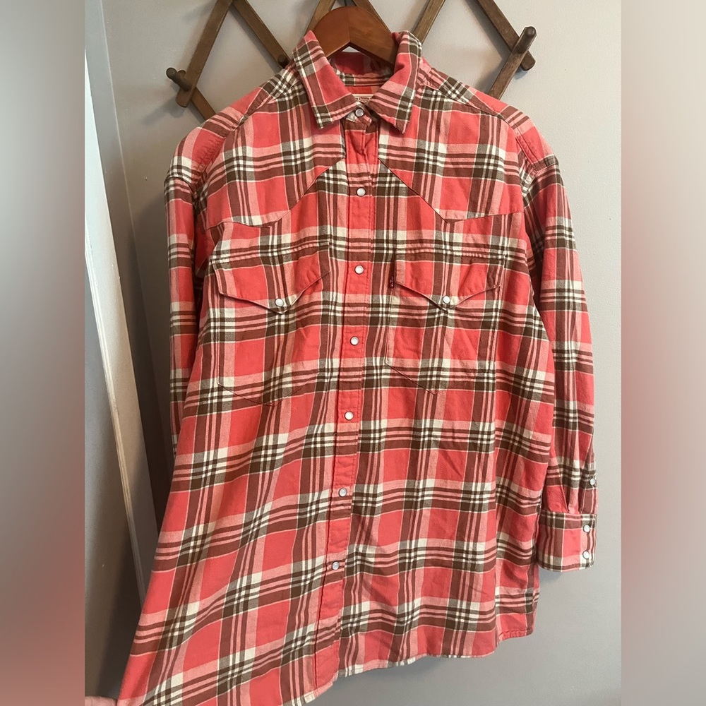 Levi’s medium Men's western style shirt with pearl like buttons